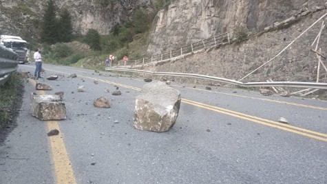 Faciadan dönüldü: Zigana Dağı'ndan karayoluna düşen kayaları sürücüler temizledi